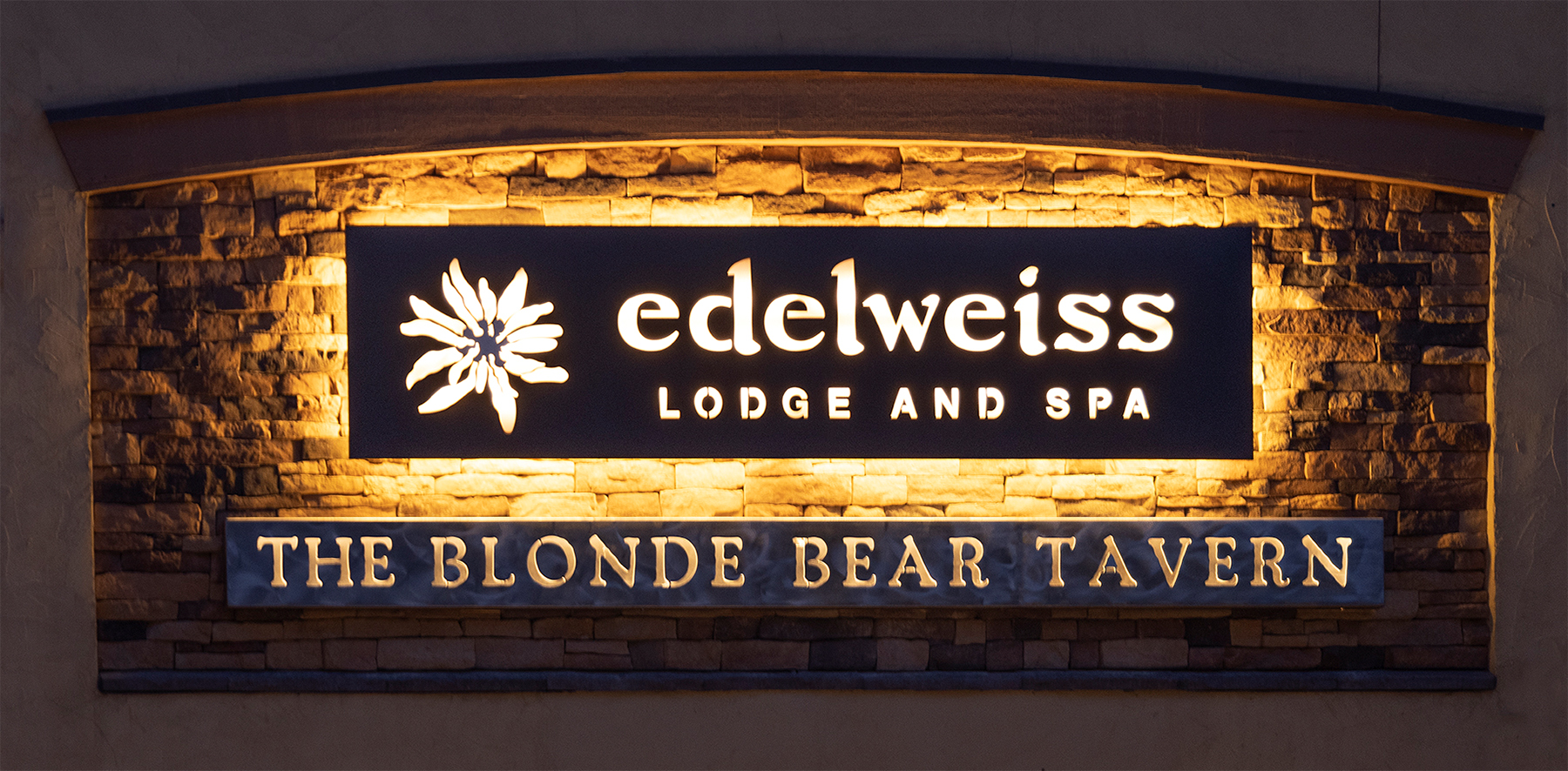 Edelweiss Lodge and Spa, Blonde Bear Tavern